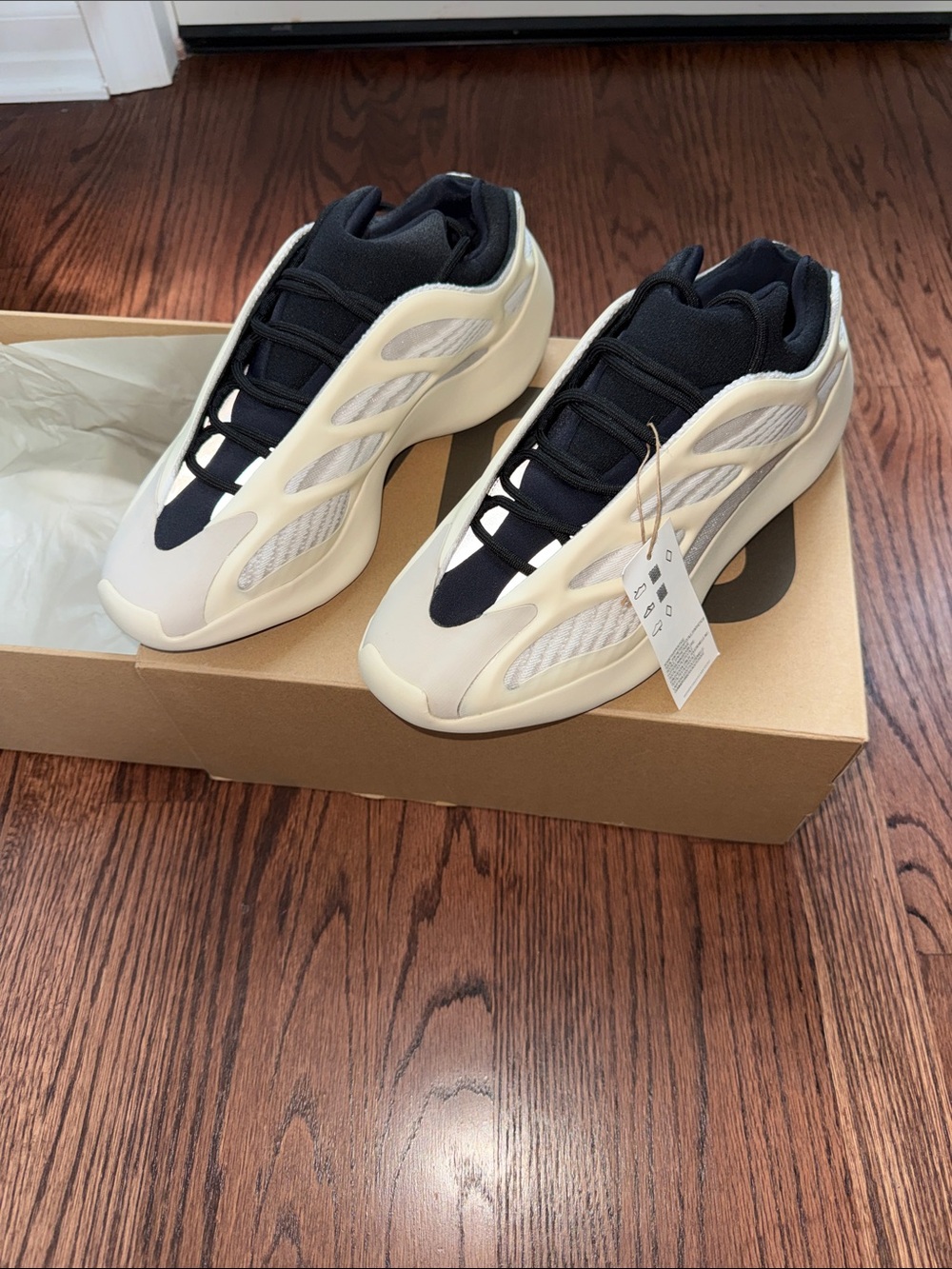 adidas Yeezy 700 V3 men size 10